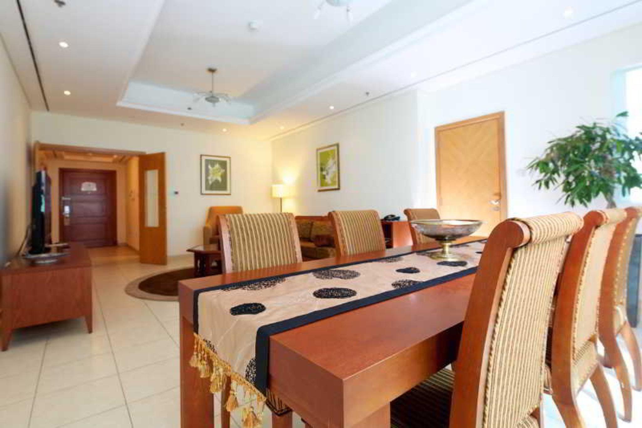 Tamani Marina Hotel & Apartments Dubai Exterior foto A living room in a suite at the Jumeirah Rotana