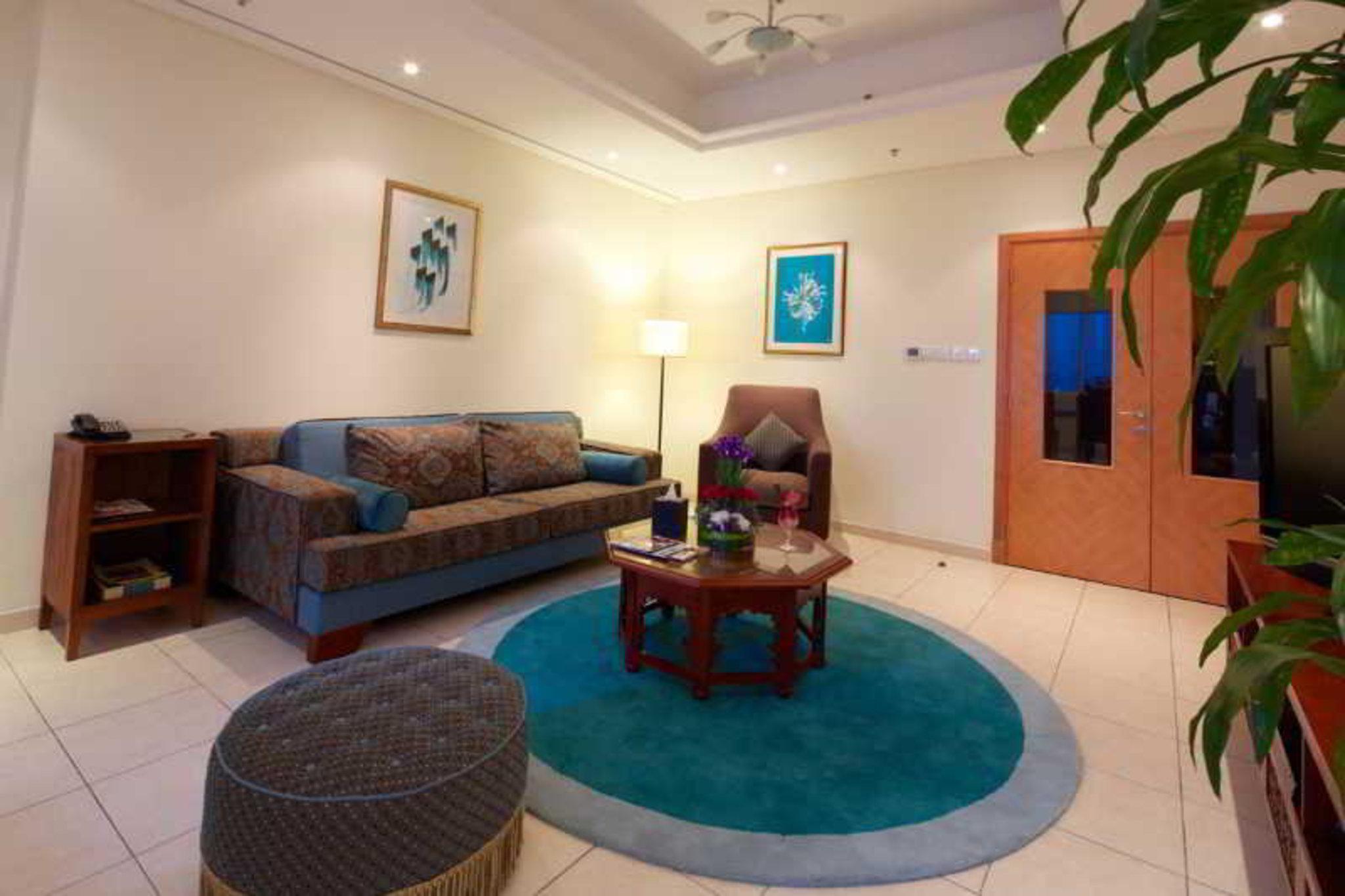 Tamani Marina Hotel & Apartments Dubai Exterior foto A living room in a suite at the Grand Hotel