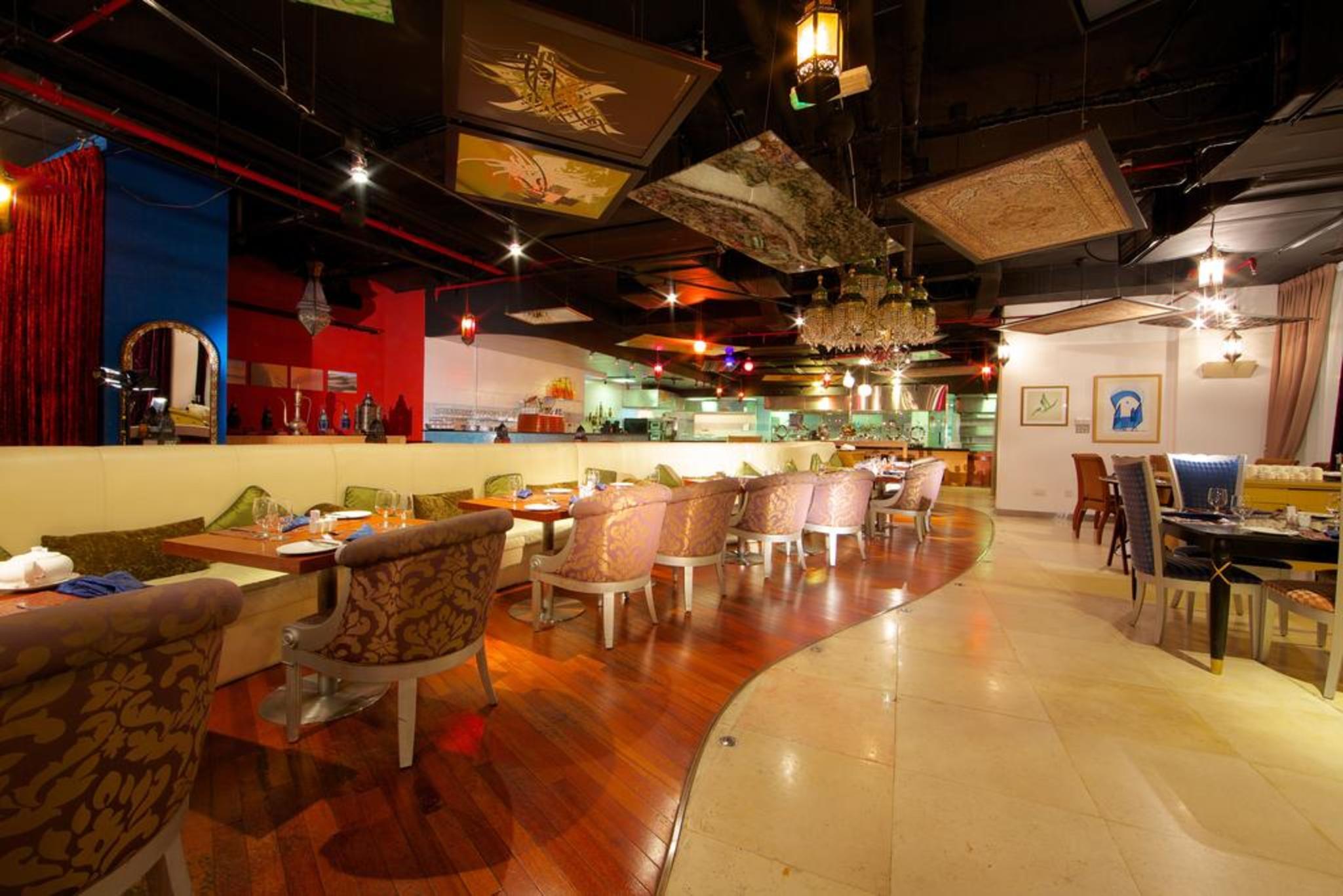 Tamani Marina Hotel & Apartments Dubai Exterior foto Interior of a restaurant in the mall
